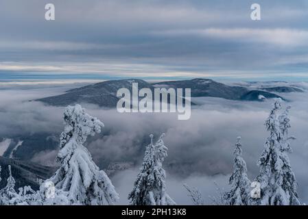 Vista dalla cima della collina di Lysa Hora in Moravskoslezske Beskydy montagne nella repubblica Ceca durante la giornata invernale più nuvolosa Foto Stock