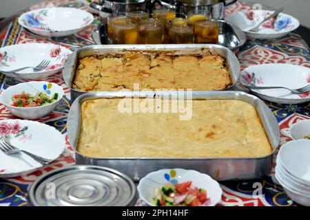 Ramadan mese iftar tavolo con diversi tipi di cibo, purè di patate farcite con carne tritata, pasta con salsa di bechamel e carne, molokhiya, khosh Foto Stock