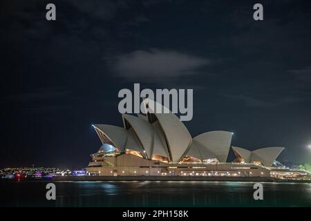 Sydney, Australia. 25th Mar, 2023. La Sydney Opera House oscura durante l'evento Earth Hour di Sydney, Australia, 25 marzo 2023. I punti di riferimento dell'Australia, tra cui la Sydney Opera House e il Sydney Harbor Bridge, sono scuri per un'ora il sabato sera come parte di un movimento globale per sensibilizzare il pubblico sui cambiamenti climatici e sulla perdita della natura. Earth Hour 2023 mira a sensibilizzare l'opinione pubblica sull'importanza degli alberi e della natura per la fauna selvatica, le comunità e il benessere mentale e fisico delle persone. Credit: HU Jingchen/Xinhua/Alamy Live News Foto Stock