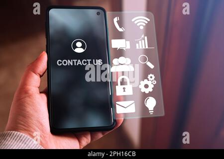 Contattaci o la hotline del supporto clienti. Le persone si connettono. Servizio di call center con interfaccia olografica per gli utenti. Foto Stock