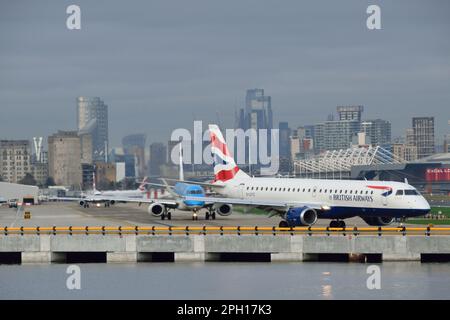 Aerei che tassano all'aeroporto di London City Foto Stock