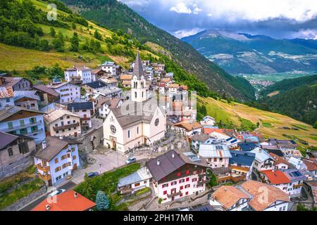 Paese di Stelvio o Stilfs nelle Dolomiti Alpi veduta aerea, provincia dell'Alto Adige nel nord Italia. Foto Stock