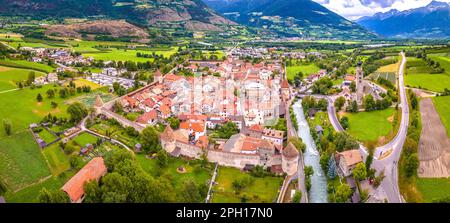 Borgo fortificato di Glorenza o Glurns in Val Venosta vista panoramica aerea. Idilliaco paesaggio alpino in Trentino. Foto Stock