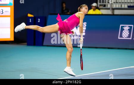 Camila Giorgi in azione durante il secondo round del Miami Open 2023, torneo di tennis WTA 1000 del 23 marzo 2023 a Miami, USA - Foto: Rob Prange/DPPI/LiveMedia Foto Stock