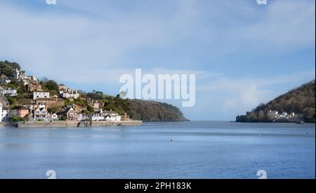 Kingswear, Dartmouth, Devon, Regno Unito. 24th Mar, 2023. UK Weather: Un bellissimo pomeriggio primaverile all'estuario del fiume Dart. Lo splendido villaggio di Kingswear è perfetto per le foto al sole del pomeriggio prima dell'arrivo di forti docce a pioggia. Credit: Celia McMahon/Alamy Live News Foto Stock