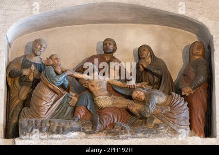 VARENNA, ITALIA - 20 LUGLIO 2022: Il gruppo scultoreo di deposizione nella chiesa di San Giorgio dal 16. cent. Foto Stock