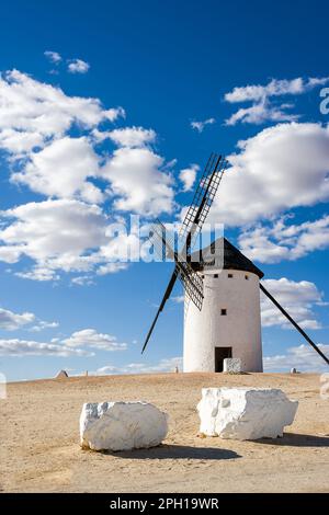 Antico mulino a vento in campo de Criptana, Spagna, definito in Cervantes 'Don Chisciotte 'i Giganti' Foto Stock