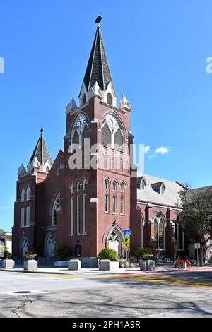 ORANGE, CALIFORNIA - 24 MAR 2023: Il St. Johns Lutheran Church, fondata nel 1882, costruita nel 1913-14, si trova nella città vecchia. Foto Stock