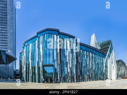 Lipsia, Germania - 4 agosto 2015: Studenti di fronte alla moderna Università di Lipsia in una calda giornata estiva. Foto Stock