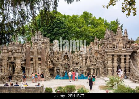 Hauterives, Francia - 05 agosto 2022 : il Palazzo ideale di Postman Cheval è una meraviglia architettonica unica situata a Hauterives, costruita da un postman na Foto Stock