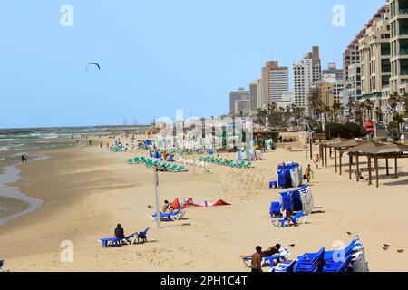 TEL AVIV, ISRAELE - 16 MAGGIO 2011: Queste sono le spiagge urbane della metropoli nei pressi del Mar Mediterraneo all'inizio della stagione. Foto Stock