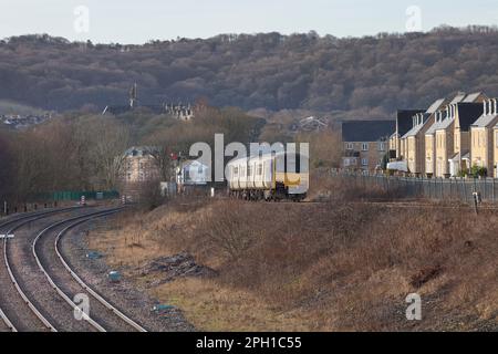 Treno diesel di classe 150 della Northern Rail 150102 che arriva a Buxton, Derbyshire con una fermata locale del treno Foto Stock