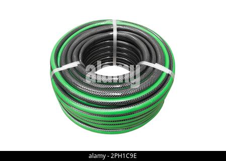 Nuovo tubo da giardino ricurva isolato su sfondo bianco. Tubo flessibile di irrigazione in gomma isolato. Rotolo di tubo irrigatorio da giardino rinforzato isolato Foto Stock