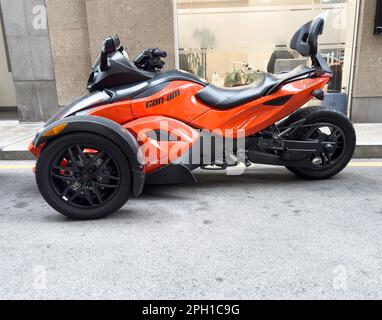 Yerevan, Armenia, 15 marzo 2023: CAN-am Spyder RS BRP trike. Motocicletta rossa a tre ruote Can-Am nel parcheggio Foto Stock