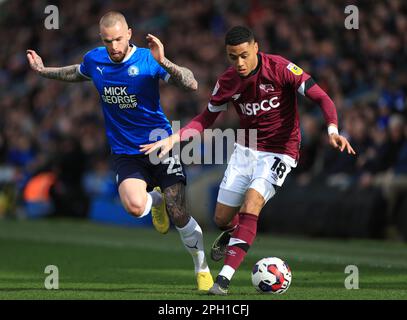 Lewis Doobbin (a destra) della contea di Derby e Joe Ward di Peterbrough United combattono per la palla durante la partita della Sky Bet League One al Weston Homes Stadium di Peterborough. Data immagine: Sabato 25 marzo 2023. Foto Stock