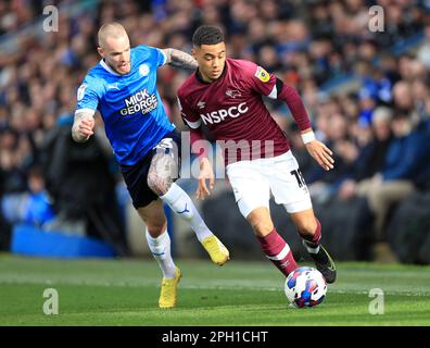 Lewis Doobbin (a destra) della contea di Derby e Joe Ward di Peterborough United combattono per la palla durante la partita della Sky Bet League One al Weston Homes Stadium di Peterborough. Data immagine: Sabato 25 marzo 2023. Foto Stock