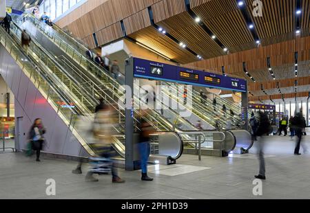 Londra, Regno Unito: Persone nella stazione ferroviaria di London Bridge con sfocatura del movimento. Stazione di concorrenza con scale mobili a platforms.Transport hub in Greater London. Foto Stock