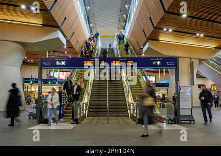 Londra, Regno Unito: Persone nella stazione ferroviaria di London Bridge con sfocatura del movimento. Stazione di concorrenza con scale mobili a platforms.Transport hub in Greater London. Foto Stock