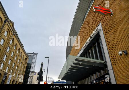 Londra, Regno Unito: Ingresso alla stazione ferroviaria di London Bridge su Tooley Street. Cartello d'ingresso alla stazione con logo National Rail. Foto Stock