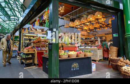 Londra, Regno Unito: Una bancarella di frutta e verdura fresca a Borough Market. Questo famoso e storico mercato alimentare e' stato commerciato in questo luogo dal 1756. Foto Stock