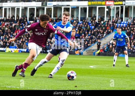 Peterborough, Regno Unito. 25th marzo, 2023. Haydon Roberts (15 Derby) sfidato da Josh Knight (5 Peterborough United) durante la partita della Sky Bet League 1 tra Peterborough e Derby County a London Road, Peterborough sabato 25th marzo 2023. (Foto: Kevin Hodgson | NOTIZIE MI) Credit: NOTIZIE MI & Sport /Alamy Live News Foto Stock