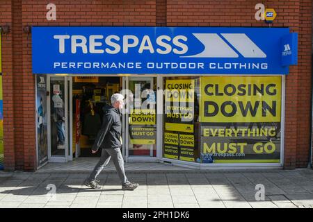 Dorchester, Dorset, Regno Unito. 25th marzo 2023. Vista generale del negozio di abbigliamento all'aperto con performance trrespass a South Street a Dorchester in Dorset che sta chiudendo. Picture Credit: Graham Hunt/Alamy Live News Foto Stock