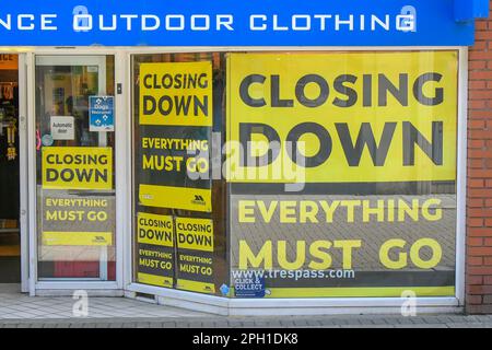 Dorchester, Dorset, Regno Unito. 25th marzo 2023. Vista generale del negozio di abbigliamento all'aperto con performance trrespass a South Street a Dorchester in Dorset che sta chiudendo. Picture Credit: Graham Hunt/Alamy Live News Foto Stock