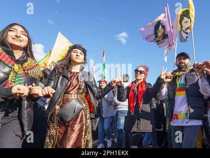 25 marzo 2023, Assia, Francoforte sul meno: La gente danza alla musica tradizionale in occasione della celebrazione centrale del Capodanno curdo 'Newroz'. Migliaia di persone provenienti da tutta la Germania si sono riunite a Rebstockpark per celebrare il nuovo anno curdo 'Newroz'. Foto: Andreas Arnold/dpa Foto Stock