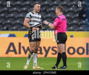 L'arbitro ben Thaler parla con Carlos Tuimavave #3 di Hull FC durante la partita Betfred Super League Round 6 Hull FC vs Leigh Leopards al MKM Stadium, Hull, Regno Unito, 25th marzo 2023 (Foto di James Heaton/News Images) Foto Stock