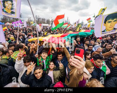 25 marzo 2023, Assia, Francoforte sul meno: La gente partecipa alla celebrazione centrale del nuovo anno curdo 'Newroz', sventolando bandiere. Migliaia di persone provenienti da tutta la Germania si sono riunite a Rebstockpark per celebrare il nuovo anno curdo 'Newroz'. Foto: Andreas Arnold/dpa Foto Stock