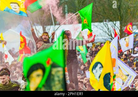 25 marzo 2023, Assia, Francoforte sul meno: La gente partecipa alla celebrazione centrale del nuovo anno curdo, Newroz, sventolando le bandiere. Tra queste vi sono bandiere con la somiglianza di Abdullah Öcalan, il leader e fondatore del Partito dei lavoratori curdi PKK, che è classificato come un'organizzazione terroristica in molti paesi. Migliaia di persone provenienti da tutta la Germania si sono riunite a Rebstockpark per celebrare il nuovo anno curdo 'Newroz'. Foto: Andreas Arnold/dpa Foto Stock