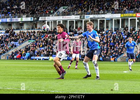 Peterborough, Regno Unito. 25th marzo, 2023. Haydon Roberts (15 Derby) sfidato da Josh Knight (5 Peterborough United) durante la partita della Sky Bet League 1 tra Peterborough e Derby County a London Road, Peterborough sabato 25th marzo 2023. (Foto: Kevin Hodgson | NOTIZIE MI) Credit: NOTIZIE MI & Sport /Alamy Live News Foto Stock