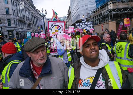 I manifestanti partecipano alla marcia annuale di Stop Racism attraverso il centro di Londra. 18th marzo 2023. Foto Stock