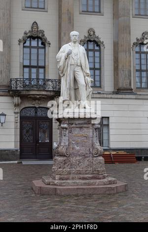 BERLINO, GERMANIA-23 DICEMBRE 2022: Statua di Hermann von Helmholtz di Ernst Herter presso l'Università Humboldt di Berlino Foto Stock