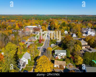 Vista aerea di Acton Town Green in autunno nel centro storico di Acton, Massachusetts, ma, USA. Foto Stock