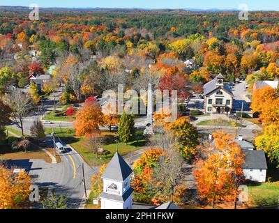 Vista aerea di Acton Town Green in autunno nel centro storico di Acton, Massachusetts, ma, USA. Foto Stock