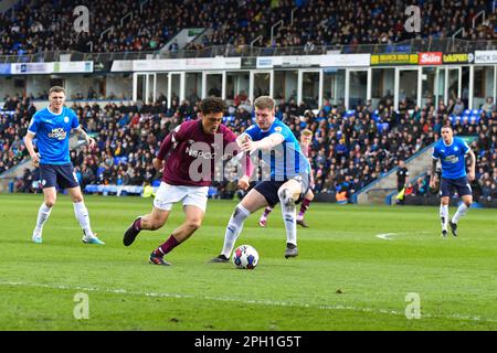 Peterborough, Regno Unito. 25th marzo, 2023. Haydon Roberts (15 Derby) sfidato da Josh Knight (5 Peterborough United) durante la partita della Sky Bet League 1 tra Peterborough e Derby County a London Road, Peterborough sabato 25th marzo 2023. (Foto: Kevin Hodgson | NOTIZIE MI) Credit: NOTIZIE MI & Sport /Alamy Live News Foto Stock