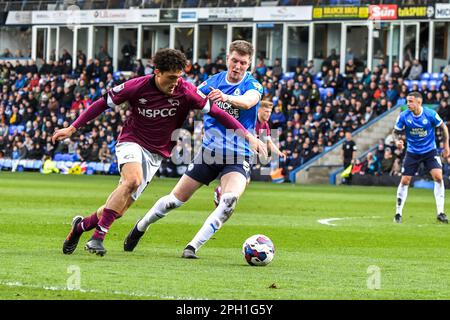 Peterborough, Regno Unito. 25th marzo, 2023. Haydon Roberts (15 Derby) sfidato da Josh Knight (5 Peterborough United) durante la partita della Sky Bet League 1 tra Peterborough e Derby County a London Road, Peterborough sabato 25th marzo 2023. (Foto: Kevin Hodgson | NOTIZIE MI) Credit: NOTIZIE MI & Sport /Alamy Live News Foto Stock