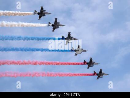 MOSCA, RUSSIA - 7 MAGGIO 2022: Sfilata di Avia a Mosca. Gruppo di combattenti russi Sukhoi su-25 con bandiera russa dipinta nel cielo in parata della Vittoria Foto Stock