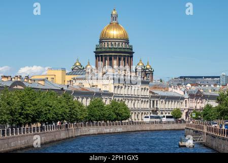 La cupola di San La Cattedrale di Isaac sul fiume Moika in una giornata di sole a giugno. San Pietroburgo, Russia Foto Stock