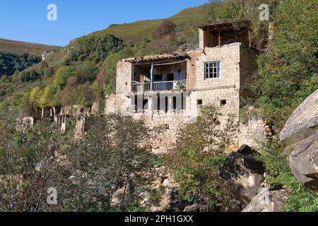 Vecchia casa di montagna tradizionale nel villaggio abbandonato di Gamsutl in un pomeriggio di settembre. Dagestan, Federazione russa Foto Stock