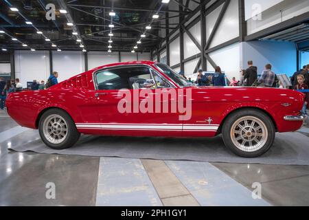 SAN PIETROBURGO, RUSSIA - 23 APRILE 2022: American car Ford Mustang 1965 alla mostra di auto retrò Oldtimer Gallery Foto Stock