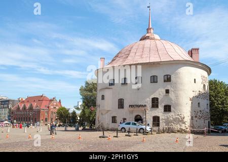 VYBORG, RUSSIA - 02 LUGLIO 2022: Antica Torre rotonda nel paesaggio urbano in una giornata di sole di luglio Foto Stock