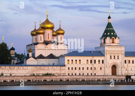 Cattedrale della Trinità vivificante nell'antico monastero di Trinity Ipatiev la mattina presto di agosto. Kostroma, anello d'oro della Russia Foto Stock