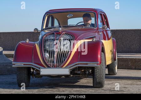 SAN PIETROBURGO, RUSSIA - 17 MARZO 2022: Auto retrò 'Peugeot 402' (1936) sul terrapieno della città. Vista frontale Foto Stock