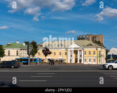 MOSCA, RUSSIA - 30 LUGLIO 2022: Il centro culturale del compositore Pyotr Tchaikovsky. Il Tchaikovsky e il Museo di Mosca in Piazza Kudrinskaya Foto Stock