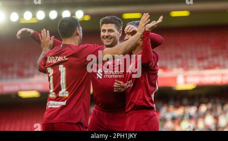 Liverpool Legends Mark Gonzalez festeggia il punteggio con Steven Gerrard durante la partita Legends ad Anfield, Liverpool. Data immagine: Sabato 25 marzo 2023. Foto Stock