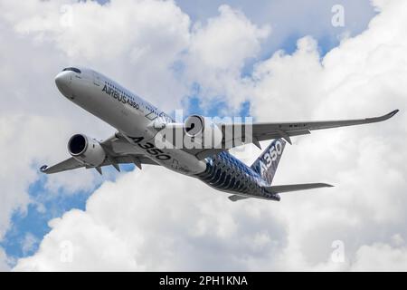 Airbus A350 aereo passeggeri XWB in volo sull'aeroporto di Berlino-Schoneveld. Berlino, Germania - 2 giugno 2016 Foto Stock