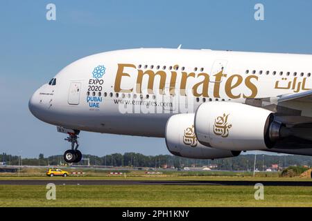 Aereo passeggeri Emirates Airlines Airbus A380 con partenza dall'aeroporto di Amsterdam-Schiphol. Amsterdam, Paesi Bassi - 17 agosto 2016 Foto Stock