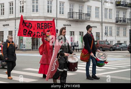 Copenaghen, Danimarca, 25 marzo 2023, i manifestanti della ribellione di estinzione e la brigata dei ribelli rossi marciano per le strade di Copenaghen, Credit: Stig Alenas/ Alamy Live News Foto Stock